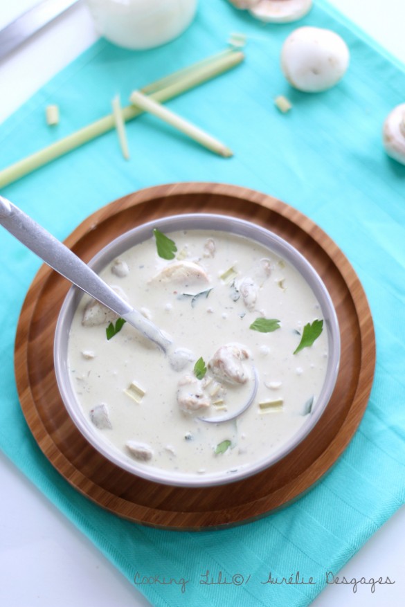 Soupe au poulet et lait de coco