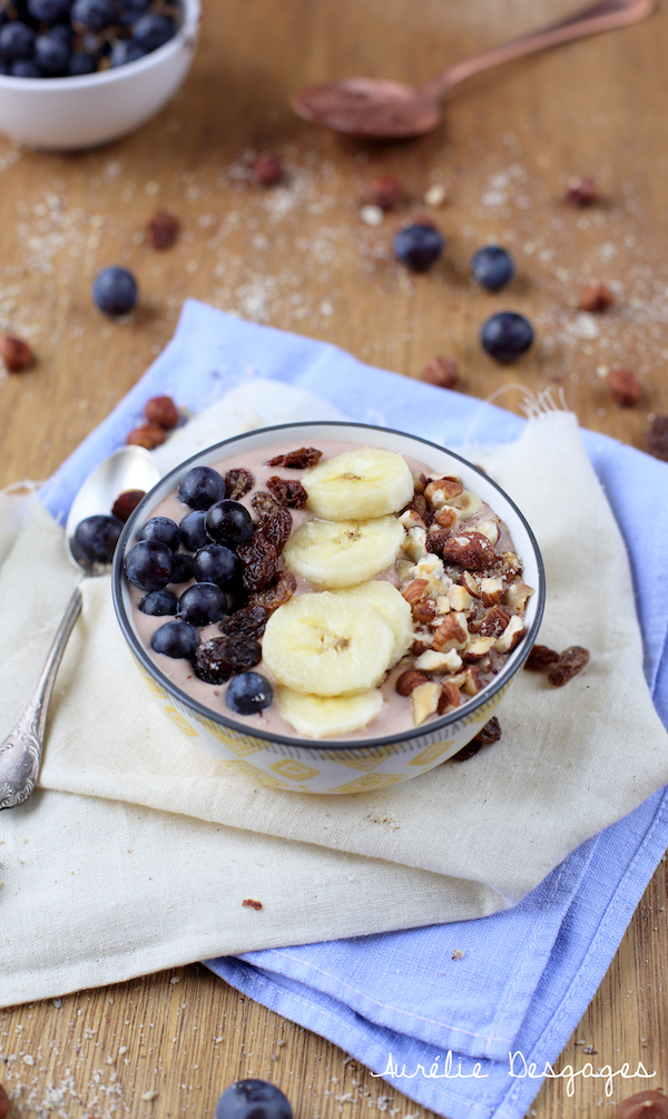 smoothie bowl banane raisins noisettes