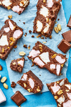 Recette de Rocky Road maison avec chocolat, noix et guimauves